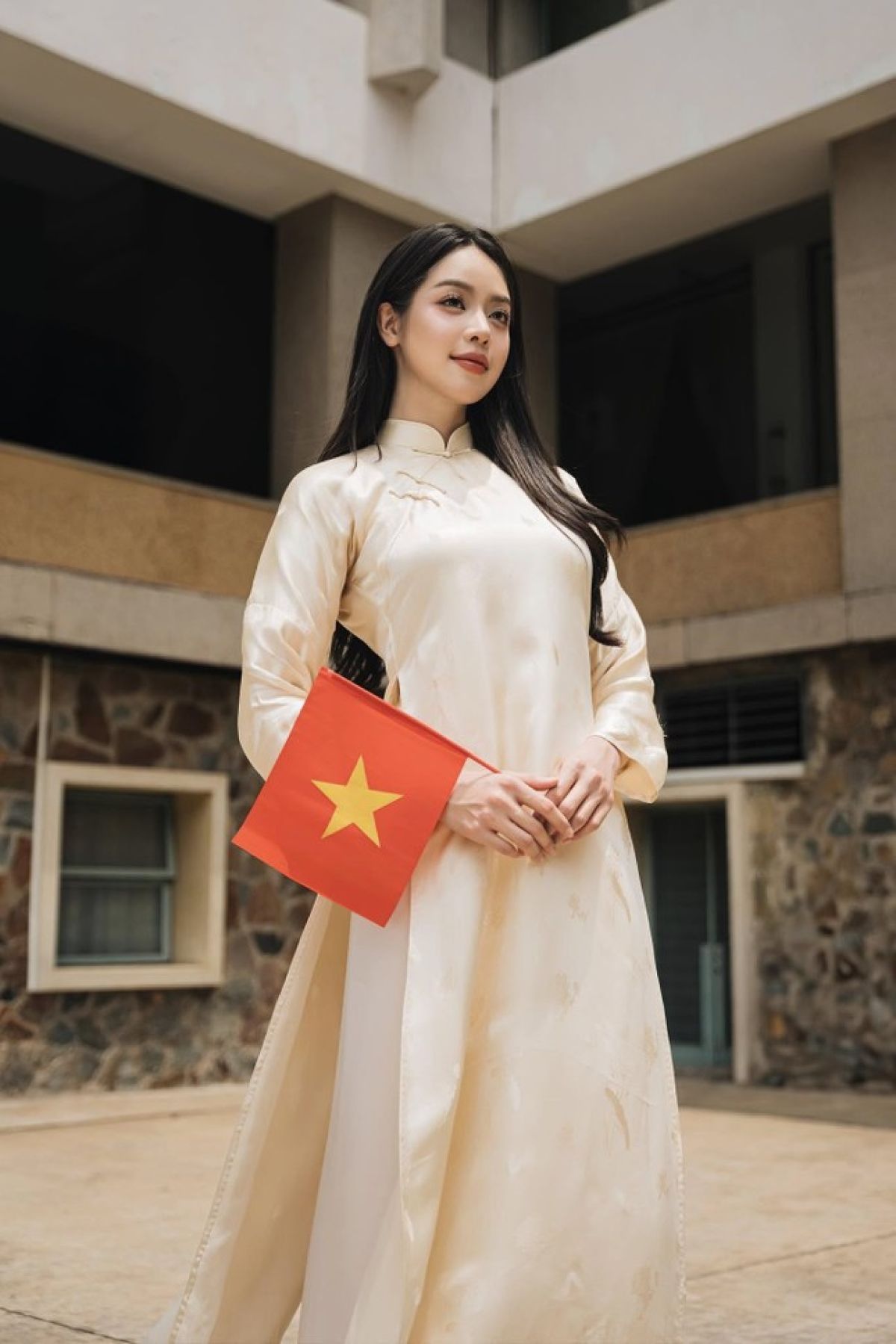 Vẫn l&agrave; &aacute;o d&agrave;i trắng nhưng Hoa hậu Thanh Thủy lu&ocirc;n th&ecirc;m một chi tiết tinh tế
